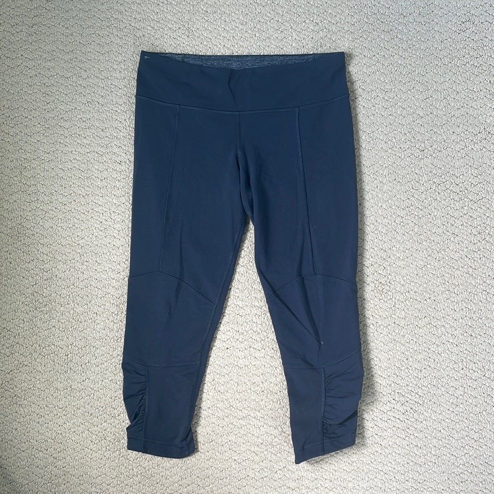 Cropped Lululemon black leggings size 10!